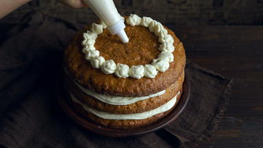奶油蛋糕装饰美丽的蛋糕烹饪老板糕点袋
